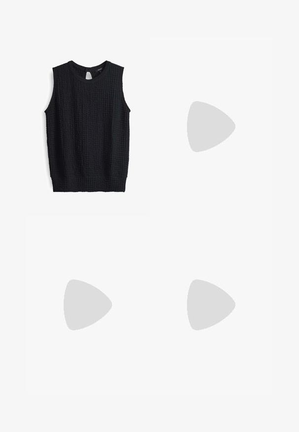 Zwarte mouwloze top met een textuurstof en een gekreukeld patroon, ronde halslijn en een klein keyhole-detail aan de achterkant.; Zwarte polyester culottes met een elastische tailleband, twee voorkreukels en een losse pasvorm. Geen zichtbare patronen of hardware-details.; Zwarte gepatenteerde sandalen met hak en een vierkante neus, enkelbandjes en zilveren gespen. Heeft een stevige blokhak voor stabiliteit.; Bruine schildpadbril met ovale lenzen, dunne armen en transparante accenten. Heeft een subtiele logo op de tempel. Strak, lichtgewicht ontwerp.