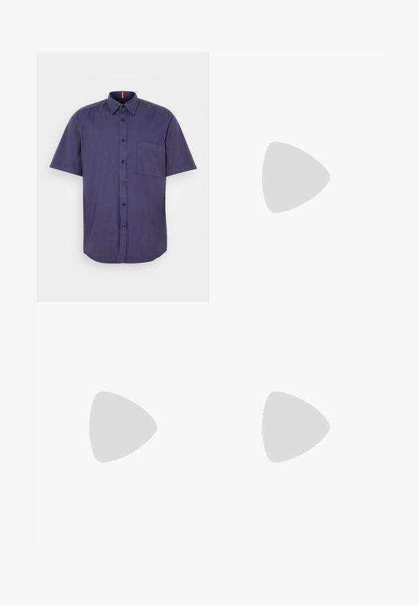 Camicia con maniche corte, di colore blu navy, in cotone, con taschino sul petto e orlo curvo. Presenta bottoni scuri e un colletto.; T-shirt in cotone verde chiaro con scollo rotondo. Presenta il logo ricamato "HU GO" dello stesso colore nella parte anteriore. Maniche corte.; Pantaloni corti in misto cotone verde chiaro con vita elastica e cordoncino regolabile. Caratterizzati da tasche laterali e logo ricamato sulla gamba.; Sneaker grigio in suede con accenti neri, caratterizzato da una superficie texture, allacciatura frontale e un dettaglio logo dorato sul lato.