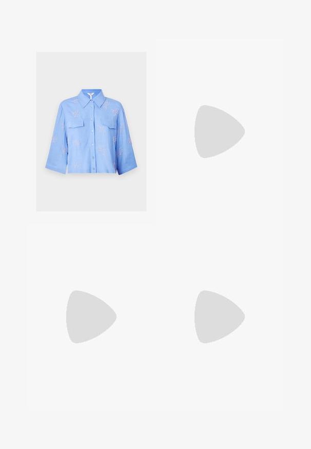 Object OBJMIKA CROPPED SHIRT - Camicia - cornflower blue; Jeans a gamba larga in denim nero con chiusura a zip, design a cinque tasche e dettagli di cucitura sottili. Texture morbida e stile casual.; Décolleté in vernice nera con punta affusolata e tacco in geometria cubica. Presentano un design elegante e minimalista, con una texture liscia.; Un paio di occhiali da sole rettangolari con montatura traslucida blu chiaro e lenti grigie scure, dotati di aste dritte e dettagli hardware minimali.