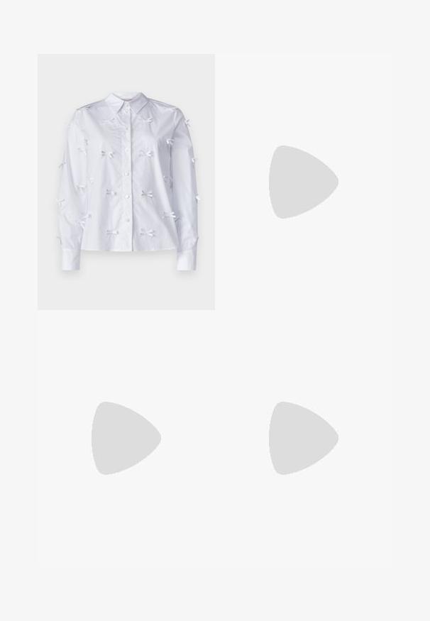 Hvid langærmet skjorte lavet af bomuld, med flere små hvide ribbonds som pynt på forsiden og ærmerne. Knap-downdesign.; Sorte vide benbukser med en glat tekstur, der har en høj talje og centerfolder. Ingen synlige mønstre eller hardware detaljer.; Sorte patenterede læder højhælede sko med firkantet tå, ankelrem og en kraftig hæl. Inkluderer perforerede detaljer langs kanten.; Sort faux læder håndtaske med en tekstureret overflade, der har en perlesmykke i sølv langs det øverste håndtag og en kædestrop.