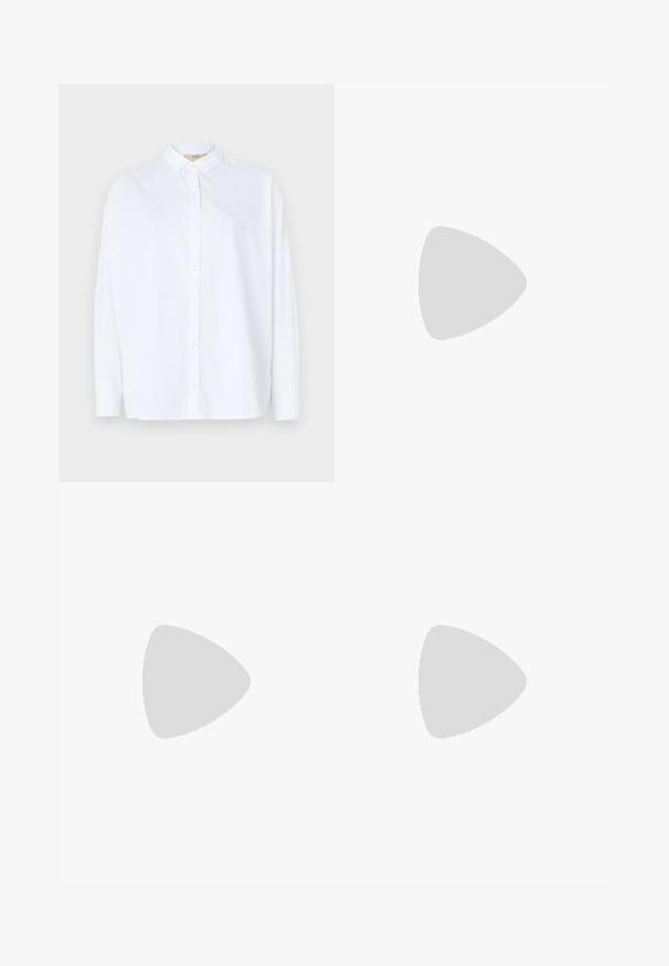 Camisa branca de manga longa com colarinho clássico, feita de um tecido suave, apresentando pequenas aberturas laterais na bainha.; Calças pretas de corte ajustado com um design de perna reta, apresentando uma textura lisa e pregas bem definidas na frente. Sem hardware visível.; Saltos slingback em couro preto com bico fino, apresentando um salto esguio e um detalhe em tom dourado na alça ajustável. Textura suave.; Bolsa de couro preta com um design estruturado, apresentando uma forma cropped, alça superior e detalhes em metal dourado. Inclui uma alça de ombro ajustável.