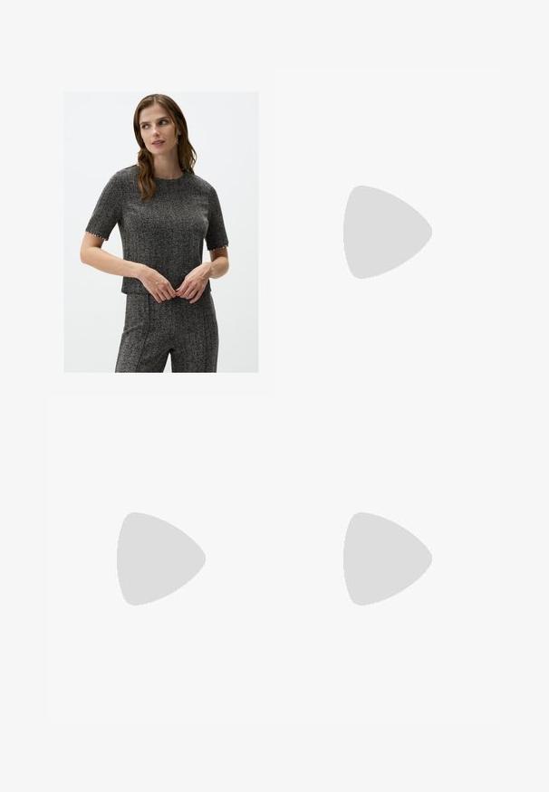 Top grigio a maniche corte con motivo houndstooth, colletto girocollo e rifiniture decorative alle maniche. Tessuto liscio, design aderente.; Pantaloni neri a gamba larga con vita alta, dettagli con bottoni in vita e pieghe frontali.; Pump in pelle nera con punta affusolata e tacco basso a blocco. Presenta una cinghia alla caviglia con una fibbia in tonalità oro. Texture liscia.; Borsa a tracolla in pelle nera con due manici lunghi, una texture liscia e una forma strutturata. Presenta una tasca frontale per ulteriore spazio di archiviazione.