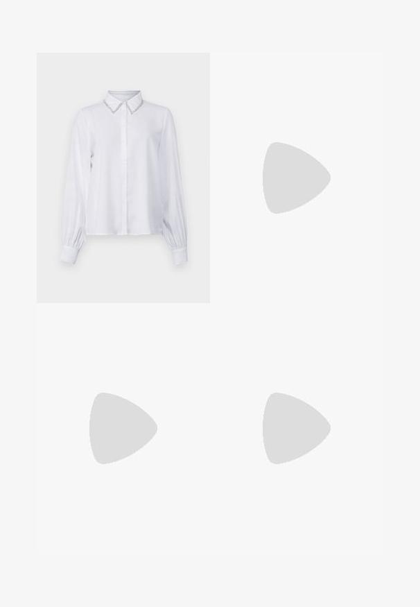 ONLY ONLVINEA LIFE SHIRT - Blúzka so zapínaním na gombíky - creme; Čierne široké nohavice vyrobené z hladkej látky, s klasickým pásom a zapínaním na gombík, a prednými skladmi.; Čierne lakované kožené sandálové podpätky s špicatou špičkou a geometrickým blokovým podpätkom. Disponujú elegantným, minimalistickým dizajnom a hladkým povrchom.; Čierna kožená kabelka s zaobleným tvarom, odnímateľným popruhom a zlatými doplnkami. Kabelka má klopu s detailom s prackou.