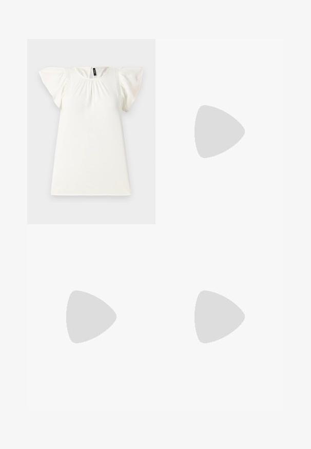 Biele krátke tričko s krátkymi rukávmi a zhromaždeným výstrihom, so zdobenými rukávmi, ktoré majú jemné vyšívané akcenty na pleciach. Hladká textúra.; Čierne široké nohavice s vysokým pásom, so zapínaním na gombíky na páse a prednými sklady.; Čierne kožené lodičky s špicatou špičkou a nízkym blokovým podpätkom. Obsahuje remienok okolo členka so zlatým prackou. Hladký povrch.; Čierna kožená tote taška s dvoma dlhými rúčkami, hladkým povrchom a štruktúrovaným tvarom. Obsahuje prednú kapsu pre dodatočné uskladnenie.