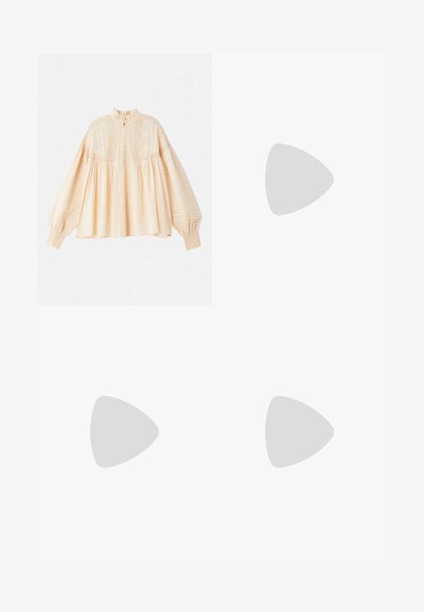 Vanessa Bruno DAHLIA - Bluse - beige; Ärmelloses Maxikleid in sanftem Gelb. Enganliegender Oberteil mit einem A-Linien, gekräuselten Rock. Glatte Stoffoberfläche mit einer definierten Taille.; Schwarzleder-Crossover-Sandale in Hellbraun mit einem korkummantelten Fußbett und rutschfester Gummisohle, mit flacher Form und breiter Passform.; Weiße Handschuhe aus Spitze und Leder, mit floralen Applikationen auf dem linken Handschuh und einem glatten Lederpatch auf dem rechten. Gummierte Bündchen.