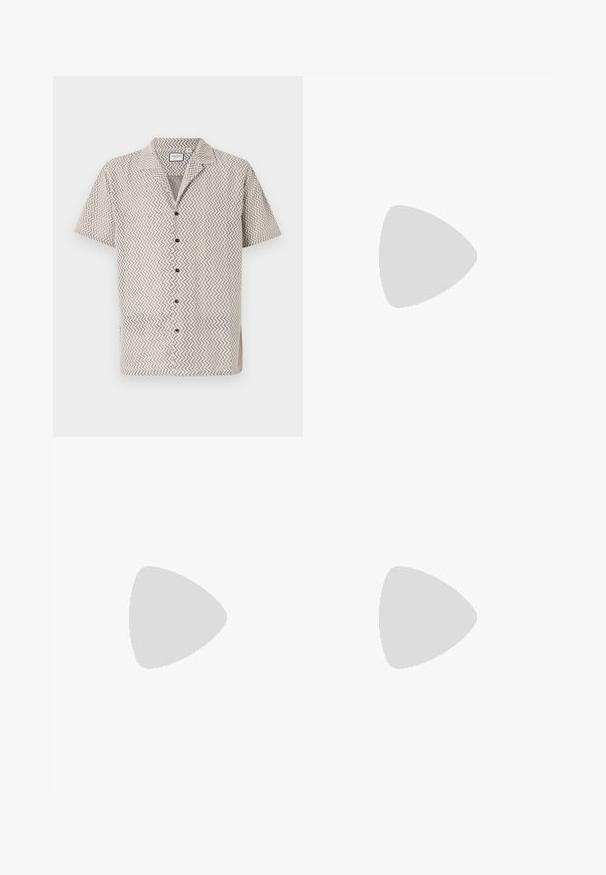 Camicia a maniche corte beige con motivo a zigzag; presenta un colletto, cinque bottoni neri e una vestibilità comoda. Tessuto testurizzato.; Polo shirt nero a maniche corte con un motivo astratto testurizzato. Il colletto è piatto e leggermente aperto, migliorando il design rilassato.; Shorts in denim azzurro chiaro con taglio classico. Presentano cinque tasche, dettagli di cucitura arancione e orli a taglio vivo.; Mocassini in pelle nera con finitura liscia, punta arrotondata e cuciture decorative sulla tomaia. Tacco basso impilato e leggero lucido.
