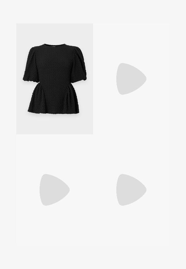 Top preto texturizado com decote redondo, mangas bufantes e cintura peplum. Feito de um tecido tecido com um padrão subtil.; Calças de perna larga em tecido cinza escuro, apresentando uma cintura alta, pregas simples e uma textura suave com um acabamento limpo nas bainhas.; Sapatos pretos de pele lacada com biqueira pontuda, salto bloco e tiras no tornozelo, combinados com caneleiras cinzas em malha e uma saia de camurça castanha.; Bolsa de mão em couro sintético preto com textura de crocodilo, topo franzido e alça enrugada. Apresenta um design suave e compacto.