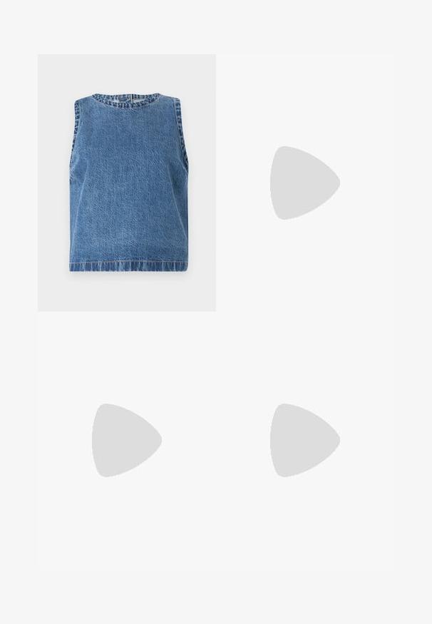 Abercrombie & Fitch Denim Shell Top - Bluse - blue; Graue Baumwollshorts mit umgeschlagenen Säumen, ausgestattet mit einem weißen geflochtenen Gürtel und braunen Lederakzenten. Nähte sind auf dem Stoff sichtbar.; Graue Lederstiefel bis zur Wade mit einem lässigen Design, spitzer Zehenform und gestapelt Hohem Absatz. Auffällige Nähte im Bereich der Zehen.; Braune Lederumhängetasche mit gebogener Form, die mit einem auffälligen Schnallendetail, kontrastierenden Nähten und einem einzigen Schulterriemen ausgestattet ist.