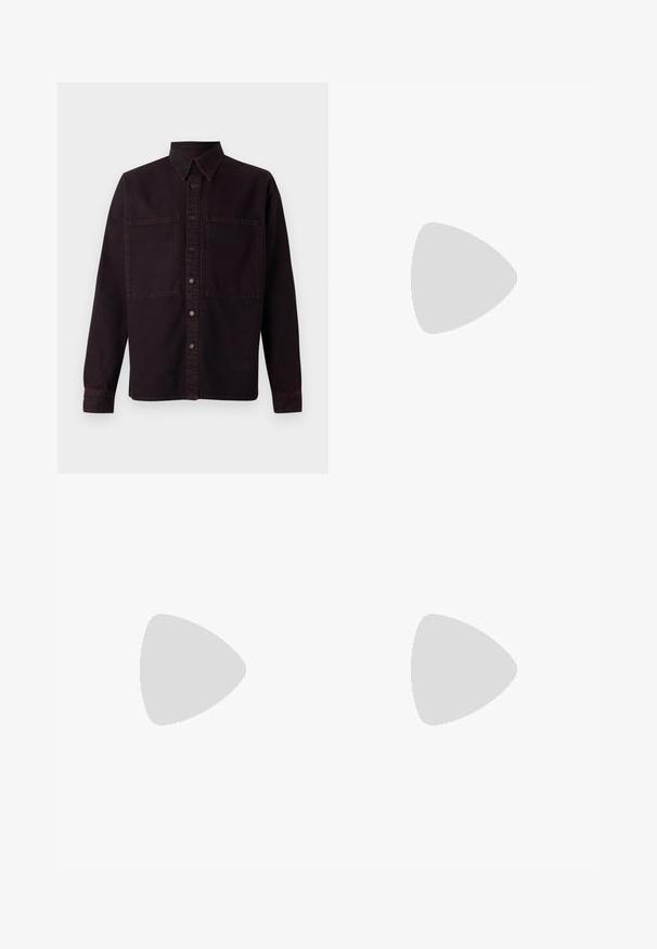 Tumši purpursarkans džinsu krekls ar garām piedurknēm, ar norādītu apkakli, divām priekšējām kabatām un kontrastējošām sarkanām šuvēm. Iespējama pogu aizdare.; Brūni, augstos šortos izgatavoti no teksturēta auduma. Iezīmē plašas kājas un divas priekšējās krokas, kas nodrošina struktūru. Kārtīga apdare bez redzamām detaļām.; Melnas ādas kurpes ar gludu tekstūru, noapaļu purngalu un dekoratīvu siksniņu pāri priekšpusei. Zems sakrauts papēdis, minimālisma dizains.; Melnas auduma iepirkumu soma ar melnām ādas rokturiem. Vienkāršs dizains, plaša forma un gluda tekstūra. Nav redzamu logo vai rakstu.