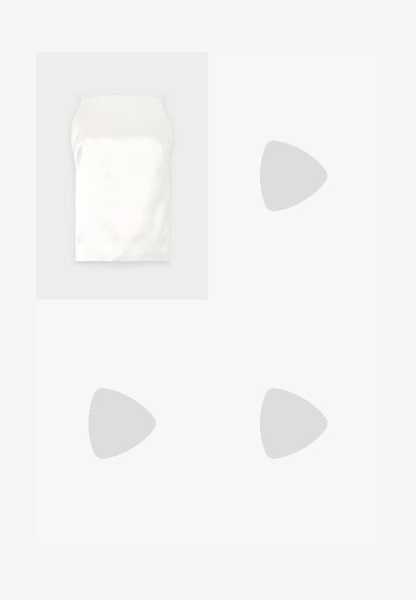 Camisola bianca in satin con spalline sottili, texture liscia, forma rettangolare e senza motivi o decorazioni visibili.; Jeans a gamba larga di un blu chiaro in denim, con vita alta, cinque tasche e un leggero sbiadimento. Taglio dritto con bordi orlati.; Sandalo bianco con tacco alto, caratterizzato da un design a cinturini e un legaccio alla caviglia. Texture liscia con una piattaforma frontale per un'altezza aggiuntiva.; Borsa a mano in pelle bianca con forma curvata, tracolla regolabile e un piccolo dettaglio con fibbia. Il modello indossa un outfit nero aderente.