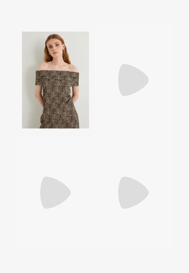 Leopardenmuster-Kleid mit schulterfreier Form, aus weichem Stoff gefertigt, mit tailliertem Design, Raffung und einem hellbraunen Hintergrund.; Schwarze Polyester-Culotte mit einem elastischen Bund, zwei vorderen Falten und einer lockeren Silhouette. Keine sichtbaren Muster oder Hardware-Details.; Schwarze flache Sandalen mit glänzender Oberfläche, drei dünnen Riemen und einem runden Hardware-Detail an den Zehen. Elegantes Design mit einem minimalen Absatz.; Schwarze Laptoptasche aus Leder mit glatter Textur, rechteckiger Form und zwei langen Griffen. Keine sichtbaren Beschläge oder Verzierungen.