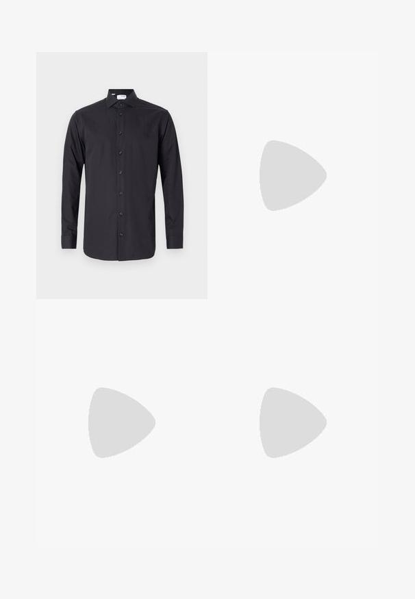 Svart långärmad skjorta gjord av slät tyg, med en knapp-upptill fram, spetsig krage och knappade ärmslut.; Vit bomulls t-shirt med rund halsringning och mjuk textur. Har en tryckt etikett inuti kragen med "LEVEL UP" och storleksinformation.; Svarta byxor i en slät tygkvalitet, med framfickor, en knapp i midjan och avsmalnande ankleder. Klassisk skräddarsydd silhuett.; Svart träningsskor med mesh-överkant, silverdetaljer och en dämpad sula. Har snörningsdesign och texturerat sula för grepp.