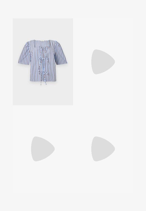 Mėlyna ir ruda dryžuota bliusonė su trumpomis pūstomis rankovėmis, kvadratiniu iškirpimu ir priekyje esančia raiščio detale. Pagaminta iš lengvos medžiagos su sklandžiu paviršiumi.; Juodos plačios kojos kelnės su grietinėlės spalvos gėlių raštu. Pagamintos iš lengvos medžiagos, pasižyminčios lygiapass viršutine tekstūra ir aukštu liemeniu.; Juodas odinis aukštakulnis batelis su smailiu pirštu ir žemu bloku. Su kulkšnies dirželiu su auksinės spalvos sagtimi. Lygus paviršius.; Juodas rankinė struktūrizuota forma, lygi tekstūra ir metalinis užsegimas. Suporuota su plačiomis juodomis kelnėmis ir atvirais bateliais ant medinių grindų.