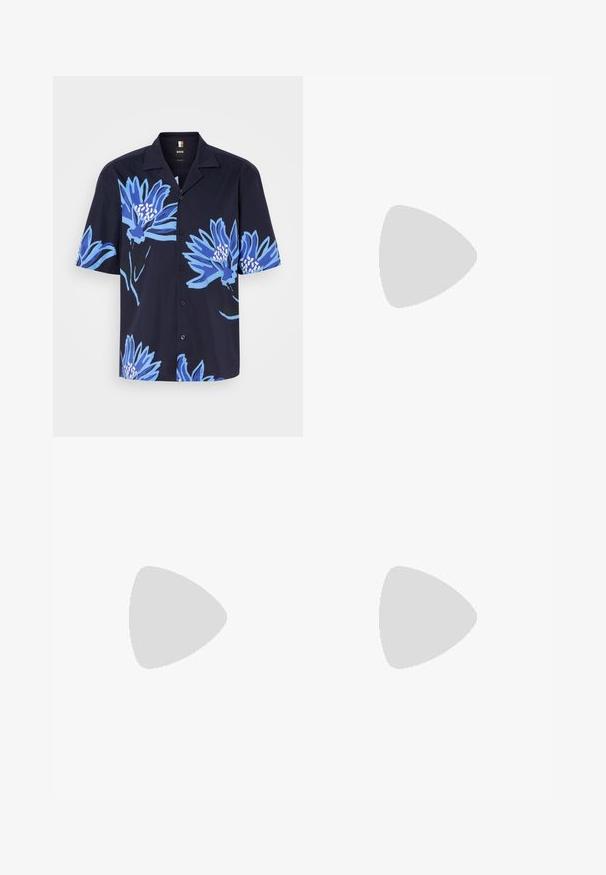 Korte mouwen zwart shirt met een bloemenpatroon in tinten blauw, met een klassieke kraag en knoopsluiting.; Beige broek gemaakt van gladde stof, met een rechte pasvorm, een sluiting met een knoop aan de voorkant en subtiele plis details aan de voorkant.; Zwarte leren veterschoen met een ronde neus, een gladde textuur, minimale stiksels en een lage rubberen hak. Logo op de hak.; Bruine leren sporttas met een ritssluiting, dubbele handvaten, een verstelbare schouderband en zichtbare textuurpatronen op het oppervlak.