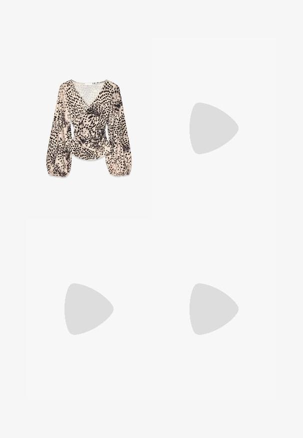 Lange mouw blouse in beige met zwarte luipaardvlekken. Kenmerkend is de V-hals en de geplooide details bij de taille, gemaakt van zachte stof.; Zwarte denim broek met wijde pijpen en een hoge taille, voorzien van voor- en achterzakken, gestikte naden en een knoopsluiting. Gladde textuur.; Bershka Sandalen met hoge hak - black; Bershka WITH CHAIN - Handtas - black