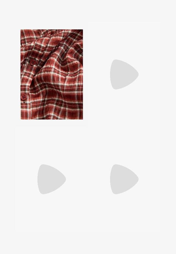 Rødt og hvidt ternet stof med en let tekstur, der har fire knapper. Mønstret inkluderer fine sorte linjer for detalje.; Sorte bukser med lige pasform, der har frontlommer og slidser i kanten. Lavet af blødt, glat stof. Velegnet til forskellige anledninger.; Knæhøje sorte læderstøvler med en blank finish, firkantet tå, blokhæl og en sidelæns detalje. Har en strammesløjfe bagpå.; Brun læder tote taske med en glat overflade, åben topdesign og to skulderremme. Har minimal syning og ingen synlig hardware.