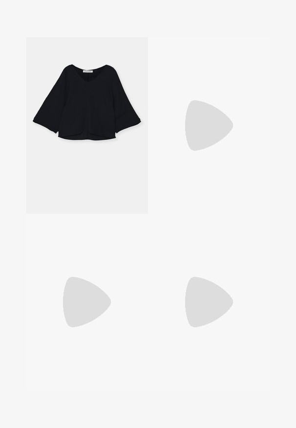 Zwarte top met een V-hals, lange belmouwen en een gestructureerde stof. De zoom is licht gebogen, waardoor een losse silhouet ontstaat.; Zwarte wijde broek van lichtgewicht stof, met een knoopsluiting aan de voorkant en een vlakke achterkant, afgewerkt met keurig gestikte zoom.; Sportschoenen met een witte leren bovenkant, grijze suède neus en drie zwarte strepen. Bevat een blauw logo op de tong en een gestructureerde rubberen zool.; Bruine leren schoudertas met een gebogen ontwerp, voorzien van een gouden sluiting en accent, gestikte details en een ritssluiting.