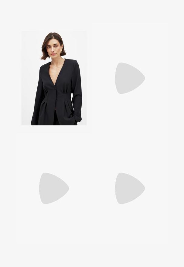 Blazer nero su misura con scollatura a V profonda, chiusura con un bottone e pieghe strutturate in vita, realizzato in tessuto liscio.; Pantaloni neri a gamba larga con vita alta, dotati di pince, chiusura con bottone e una texture liscia. Adatti per diverse occasioni.; Infradito neri con suola in gomma testurizzata, due cinghie sottili e un sottile dettaglio del logo impresso sulla cinghia.; Occhiali da sole neri oversize con lenti ovali, montatura in plastica liscia e accenti dorati sulle tempie. Le lenti scure offrono protezione dal sole.