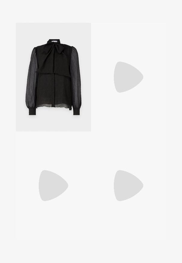 Schwarze Bluse mit strukturiertem Schleifenkragen, texturiertem Stoff, langen durchsichtigen Ärmeln und einer durchgehenden Knopfleiste auf der Vorderseite. Der Saum ist leicht abgerundet.; sandro PANTALON BASE EVELYNE - Cargohose - noir; sandro OPENED DERBIE - Slipper - noir; sandro JANET - Handtasche - noir