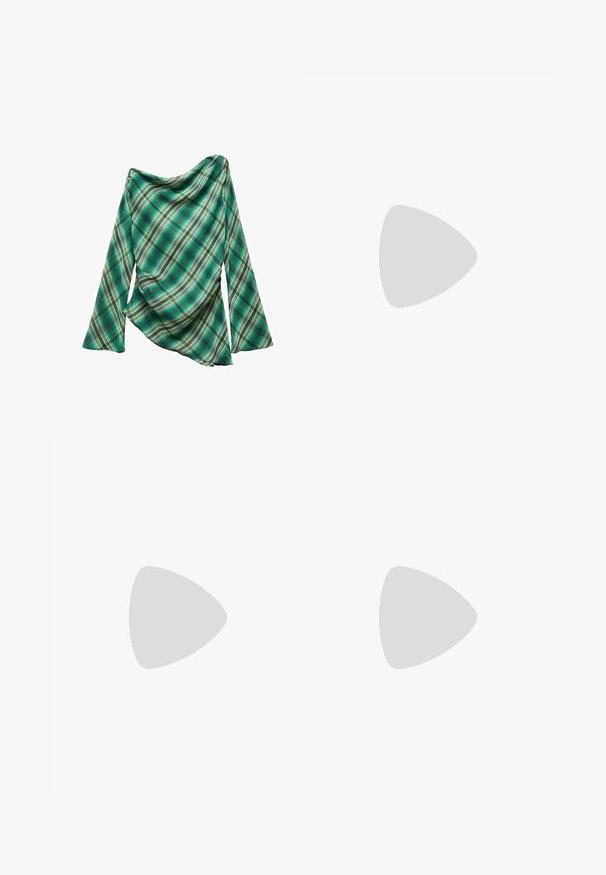 Grünes Karomuster-Oberteil mit langen Ärmeln, das ein drapiertes Design aufweist. Hergestellt aus einem glatten Stoff mit unterschiedlichen Grüntönen und cremefarbenen Linien.; Hellblaue Denim-Shorts mit einem Bund und Gürtelschlaufen, fünf Taschen und einem leicht verblassten Finish für einen abgetragenen Look.; Schwarze Lackleder-Slingback-High Heels mit spitzem Schuh und einem geometrischen Blockabsatz. Verfügt über ein schlankes, minimalistisches Design und eine glatte Textur.; Schwarze Lederhandtasche mit geschwungener Form, abnehmbarem Tragegurt und goldenen Beschlägen. Die Tasche verfügt über einen Deckel mit einer Schnallen-Details.