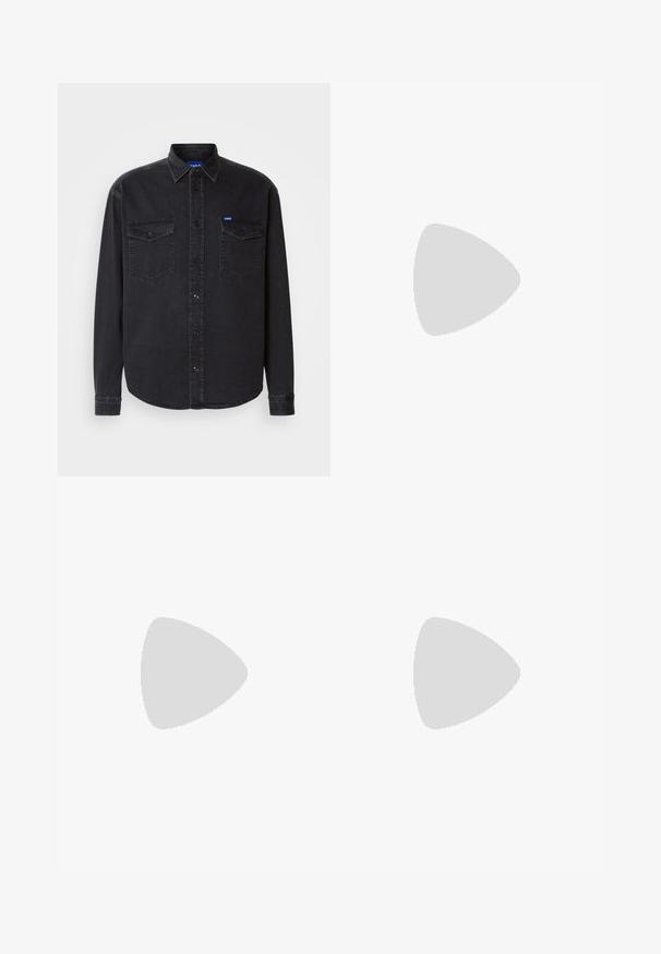 Zwarte denim overhemden met een klassiek kraag, voorzien van twee borstzakken en knoopsluiting. Het heeft lange mouwen en een relaxed fit.; Witte t-shirt met korte mouwen van katoen, met een ronde hals en een relaxte fit met rechte zoom. Geen patronen of versieringen.; Zwarte wijde broek met geplooide voorkant, zijzakken en een gladde stoftextuur. Ontworpen voor een ontspannen pasvorm.; Bordeaux leren instapper met een ronde neus, gestikte details en een kleine decoratieve accent op de schacht. Platte, contrasterende zool.; Bruine leren schoudertas met een omklapbare klep, verstelbare schouderriem, metalen hardware en een gladde afwerking. Inclusief een sluiting aan de voorkant met een lus.