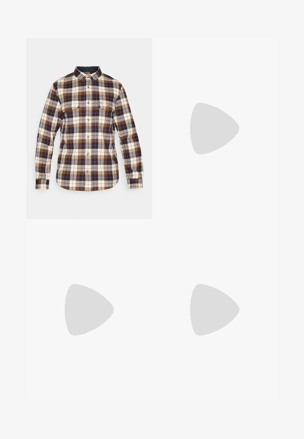 Raibs flaneļa krekls ar brūniem, krēmkrāsas un jūras zila ķekariem, ar pogām aizsietu apkakli, divām krūšu kabatām un pogu aizdari ar zelta akcentiem.; Garā piedurkņu balta T-krekls, kas izgatavots no mīksta kokvilnas. Apaļa kakla izgriezuma forma ar taisnām apakšmalām un bez redzamām rakstiem vai grafikas.; Pelēki denima džinsi ar taisnu griezumu, piecu kabatu dizainu un pogu aizdari. Satur vieglu izbalēšanu un tonālu šuvju izstrādājumu visā virsmā.; Brūnas ādas kovboju zābaki ar garu kāju, norādītu purngalu, sarežģītām šuvju rakstībām un mazu papēdi. Virsma ar faktūru visā zābakā.