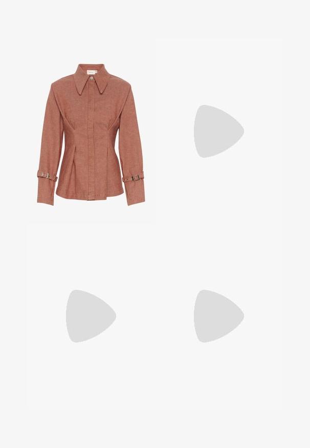 Rustfarget jakke laget av teksturert stoff med krage, frontknapper og justerbare stropper på ermene. Tettsittende design med sømmer.; Beige vidde bukser med en teksturert overflate, som har to sidelommer, frontplisseringer og en midjebånd for sikker passform.; Burgunderfargede patentskinn sko med firkantet tå og ankelsnor, kombinert med lyseblå løse jeans. Skoene har en blank overflate.; Hvit håndveske med en glatt, blank overflate, buet form og en enkel justerbar stropp. Har et preg av logoen på forsiden.