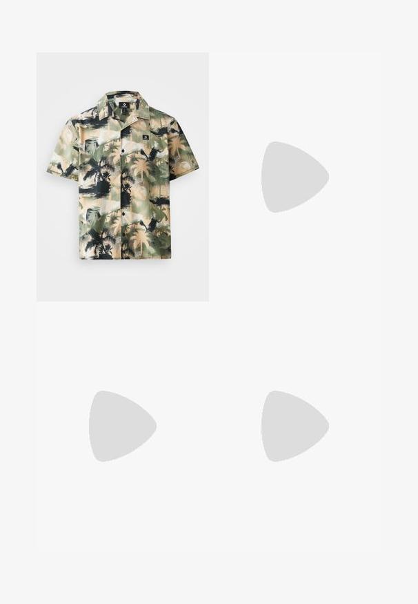 Korte mouw shirt in beige en groen met palmboomprint, voorzien van een button-down ontwerp en zwart logo label op de borstzak.; Lichtblauwe denim jeans met een rechte pijp, zichtbare stiksels en twee grote voorkruiden. De stof heeft een vervaagd uiterlijk.; Lichtbeige loafers met een spitse neus, glad materiaal, een band over de wreef en een lage bruine zool. Eenvoudig ontwerp met minimale accenten.; Zwarte rechthoekige zonnebril met donkere lenzen, met een onderscheidende vorm en branding op de poot. Draagt een persoon in een groene shirt.