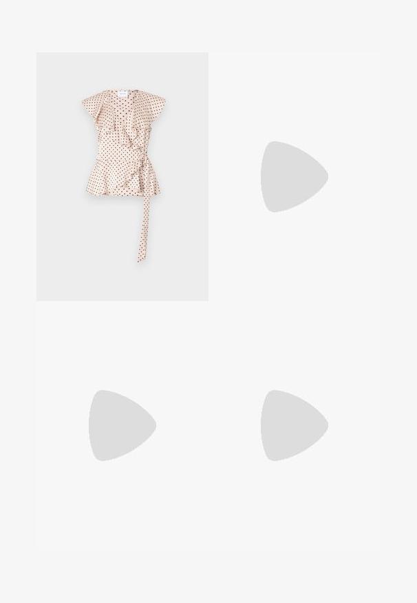 Pusero vaaleanpunaisilla pilkuilla, jossa on frill-hihat, kietaisumalli ja solmeiluyksityiskohta vyötäröllä. Pehmeä kangas, jossa on sileä pinta.; Harmaa laskostettu hame, jossa on sileä pinta, useita pystysuoria laskoksia ja kapea vyötärö. Valmistettu kevyestä kankaasta.; Mustat korkokengät ohuilla hihnoilla, avonaisella kärjellä ja pienellä, levenevällä korolla. Materiaali näyttää sileältä ja kiiltävältä.; Must-have mustekahvi nahkalaukku krokotiiliaistalla, kiristetty yläosa ja rypistetty hihna. Näyttää pehmeältä ja kompaktilta muotoilultaan.