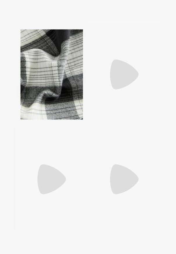 Tkanina tkana o czarno-biało-szarym wzorze w kratę, z różnorodnymi teksturami i fakturami, prezentująca miękkie włókna i gładkie powierzchnie.; Czarne dżinsowe spodnie o szerokich nogawkach i wysokim stanie, z przednimi i tylnymi kieszeniami, przeszyciami oraz zapięciem na guziki. Gładka struktura.; Czarne klapki z dwoma złotymi klamrami, gładki materiał, płaska podeszwa i minimalistyczny design.; Czarna torebka z lakierowanej skóry o zaokrąglonym kształcie, z jednym paskiem na ramię, przednimi kieszeniami i akcentami w kolorze srebrnym.