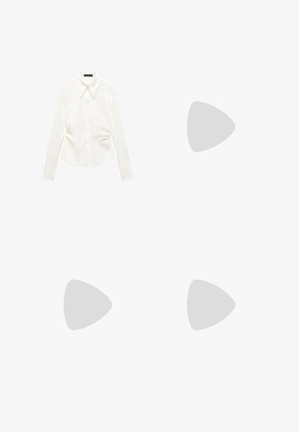 Blusa bianca con maniche lunghe, colletto classico, chiusura frontale con bottoni e dettagli arricciati ai lati. Tessuto dalla texture liscia.; Jeans a gamba larga blu scuro realizzati in denim con cuciture contrastanti color caramello, due tasche posteriori e chiusura con bottone in vita.; Bershka Sandali con tacco - black; Borsa a spalla in vernice nera con forma curvata, una tracolla, tasche frontali e dettagli in metallo argentato.
