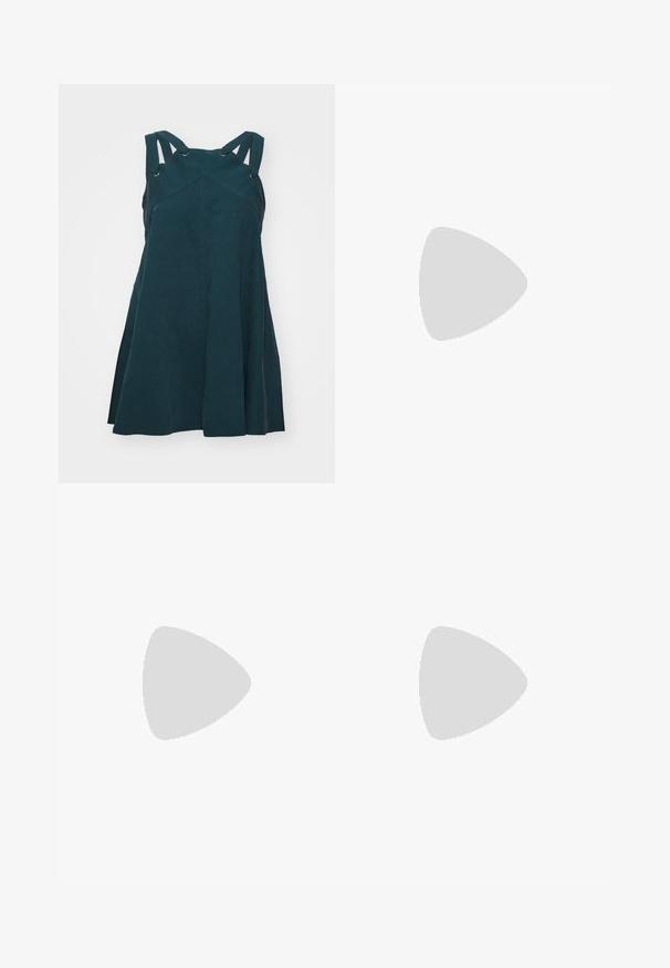 Teal, ärmelloses Kleid mit tailliertem Oberteil und ausgestelltem Rock. Verfügt über diagonale Nähte, verstellbare Träger mit Metallakzenten und seitliche Taschen.; Schwarze weit geschnittene Hosen aus glattem Stoff, mit hoher Taille, Falten und einer taillierten Passform. Einfaches schwarzes Zubehör an der Taille.; Schwarze Ledersandale mit quadratischer Zehenpartie, dünnen Riemen, verstellbarem Knöchelriemen und einem niedrigen Absatz. Mit einem kleinen goldenen Akzent am Riemen.; Schwarze Handtasche aus Krokodilprägung mit strukturiertem Design, Oberhandgriff, verstellbarem Tragegurt und einem auffälligen Logo-Detail auf der Vorderseite.