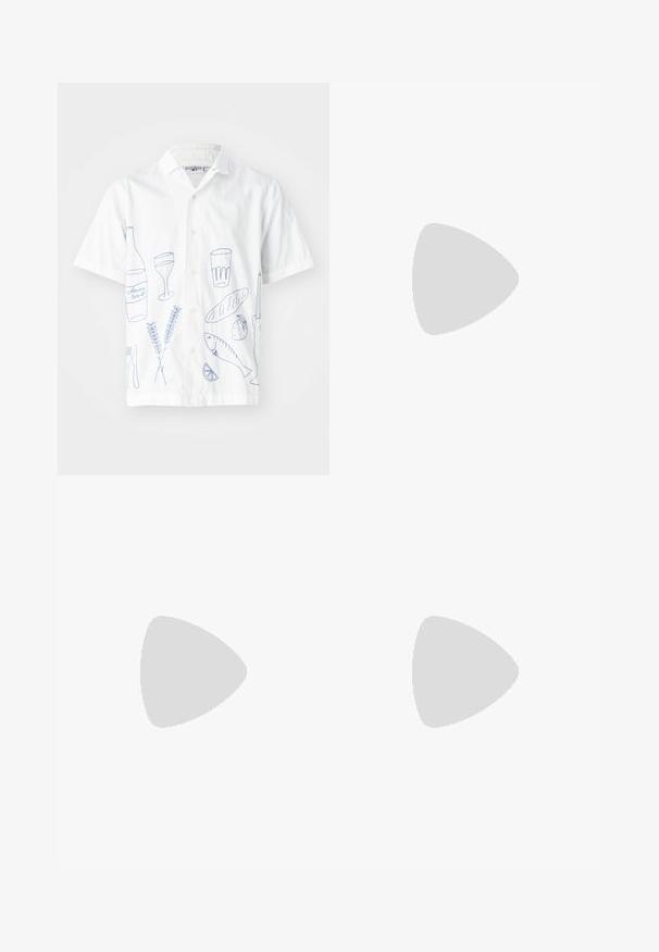 Kortermet hvit skjorte med blå broderte mat- og drikkemotiver, inkludert fisk, en flaske, glass og redskaper. Design med knappem front.; Hvit T-skjorte laget av bomull, med svart rund hals og tre svarte striper på hver skulder. Liten svart logo på brystet.; Hvite bomullscargo bukser med avslappet passform. Funksjoner inkluderer frontlommer, gullfargede detaljer og forsterkede knepartier.; adidas Originals GAZELLE - Innendørsfotballsko - real madrid/bluebird/footwear white/crew yellow