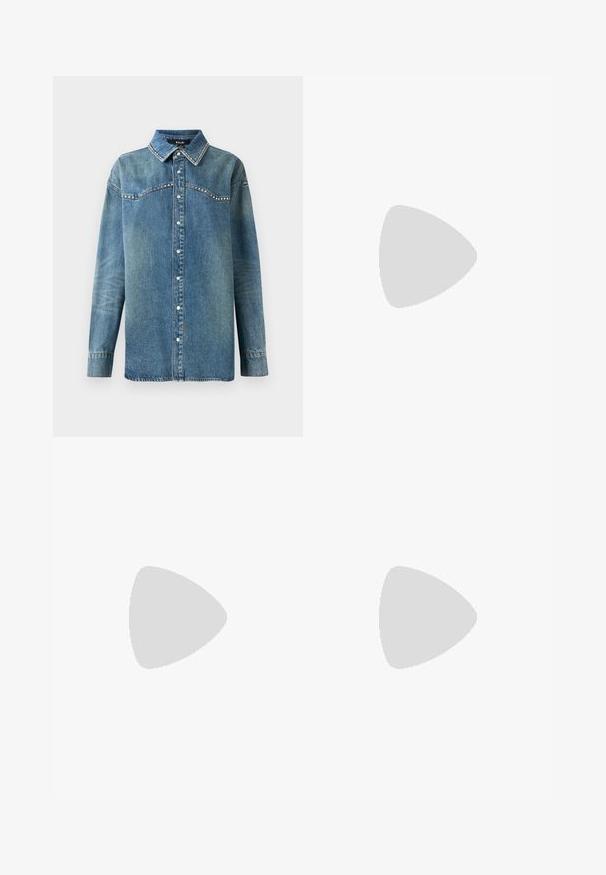 Camisa de ganga azul de manga longa com botões de pressão, gola pontuda e detalhes em strass ao longo do yoke e das bordas da gola.; Jeans de perna larga em denim off-white. Design de cintura alta com fecho de botão, dois bolsos frontais e detalhes de costura em contraste.; Salgados de camurça azul-marinho com bico fino e um salto quadrado de altura média. Textura suave com um ligeiro brilho e um pequeno corte na parte da frente.; Bolsa de mão branca em couro com acabamento texturizado, featuring a corrente dourada e detalhes pretos. Inclui um bolso frontal e fecho com zipper.