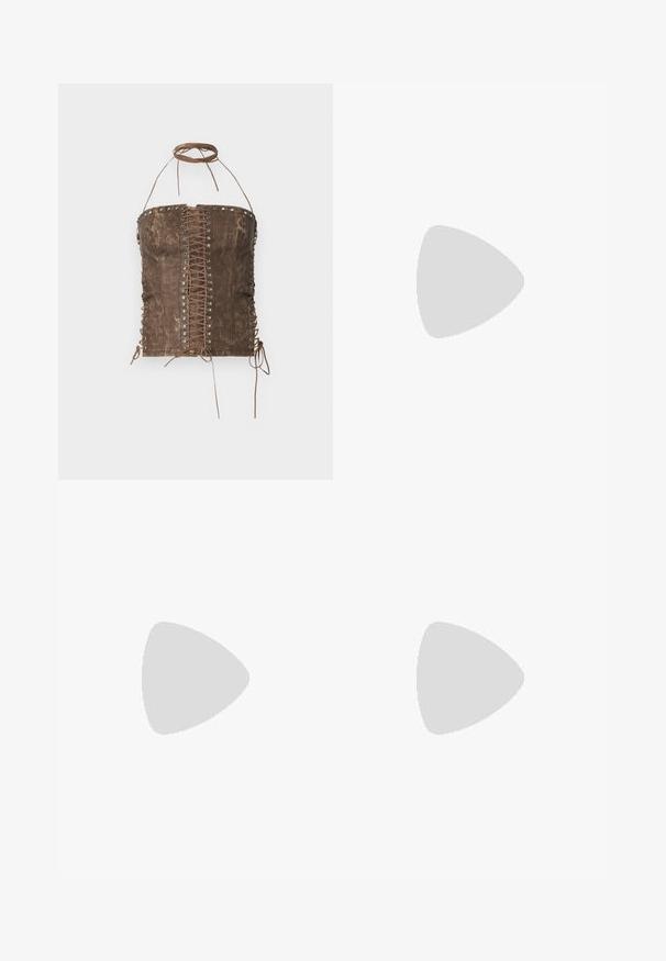 Ruskea keinonahkainen korsetti, jossa on nauhakiinnitys edessä, hopeiset reiät ja säädettävät nauhat sivuilla ja kaula-aukossa. Sileä rakenne, istuva muotoilu.; Beige väriset, laajaravintoiset farkut, joissa on ruskeat lehmätulostetut kuviot. Varustettu napilla suljettavalla vyötäröllä ja viidellä taskulla. Valmistettu farkkukankaasta.; Musta juoksukengä, jossa on harmaat yksityiskohdat ja Gore-Tex-materiaali. Ominaisuuksiin kuuluu matala profiili, teksturoitu pohja ja nopea nauhoitusjärjestelmä, joka takaa turvallisen istuvuuden.; Musta nahkainen käsilaukku letitetuilla kahvoilla, vetoketjullinen tasku ja roikkuvat tupsut. Muotoiltu pinta metallisten niittien ja varusteiden korostuksilla.