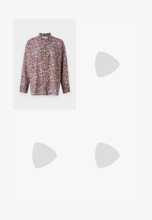 Trykt bluse med et rosa, brunt og blått leopardmønster. Den har krage, knappfront og lange ermer med mansjetter.; Rette brune bukser med beltehemper og en enkelt frontknapp, vist på en hvit bakgrunn.; Brun lakkert skinn loafer med firkantet tå, metallkjedeakkent, og lav blokkheel; glatt tekstur, minimalistisk design.; Brun lærveske med en strukturert form, med en magnetisk klaffelukking og en metallisk logoaksel på forsiden.