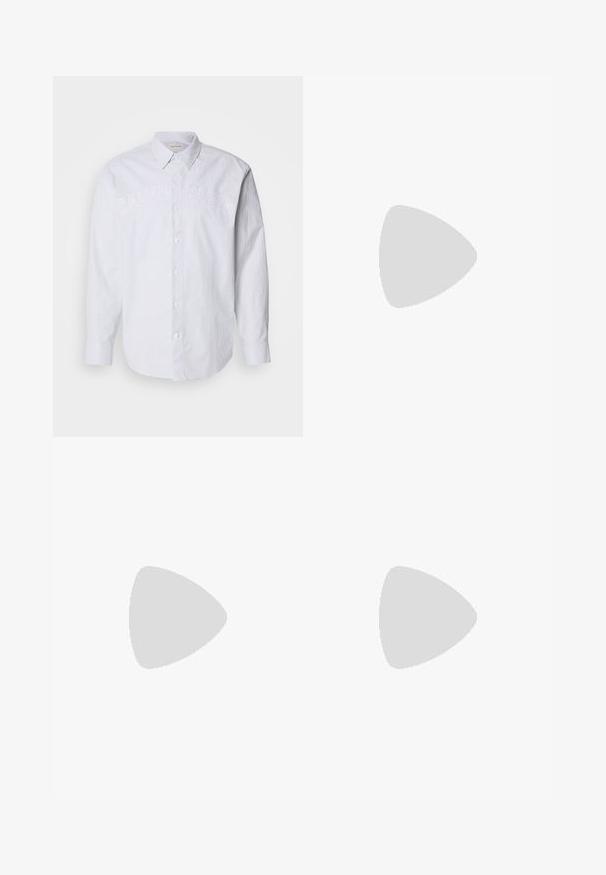 Biała koszula z długim rękawem wykonana z lnu, z pionowymi niebieskimi paskami, z zapięciem na guziki z przodu i wytłoczonym logo "CALVIN KLEIN" na piersi.; Jasnoszare dżinsy o prostym kroju nogawki, z pięcioma kieszeniami i zapięciem na guzik. Widoczne szwy wzdłuż szwów.; Czarne skórzane botki typu Chelsea z elastycznymi panelami bocznymi i uchwytem, z zaokrąglonym noskiem i teksturowaną gumową podeszwą.; Zestaw sześciu metalicznych srebrnych pierścionków w różnych kształtach, w tym okrągłych i kwadratowych, o gładkiej powierzchni i minimalisticznym wzornictwie.