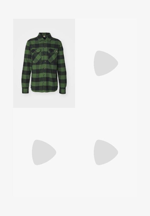 Cămașă flanel verde și neagră cu pattern în carouri, cu două buzunare pe piept, închidere cu nasturi, mâneci lungi și guler ascuțit. Textură moale.; Jeans din denim albastru închis cu talie înaltă, design cu picior drept, cusături contrastante și buzunare cu clapă în față.; Pantof comercial din piele maro, cu accente din textil verde. Prezintă un design de stil mocasin, logo brodat și o talpă robustă din cauciuc cu un profil adânc.; Ceas de mână digital cu brățară din oțel inoxidabil negru, cadran pătrat negru, numerale albe, rezistent la apă până la 5 baruri și funcție de iluminare.