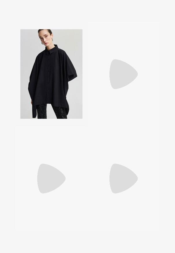 Sort oversized button-up skjorte med klassisk krave, brede ærmer og en glat tekstur, parret med sorte leggins med paljetter.; Bershka WIDE - Bukser - black; Bershka Højhælede sandaletter / Højhælede sandaler - black; Sort patenteret læder håndtaske med en buet form, en skulderrem, frontlommer og hardware accenter i sølvfarve.