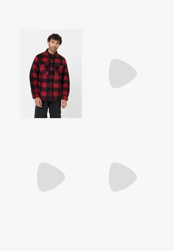 Camisa de franela a cuadros rojos y negros con dos bolsillos frontales, botones a presión y cuello, que presenta una textura suave y un ajuste relajado.; Camiseta negra de algodón de Nike con un clásico cuello redondo, mangas cortas y un sutil logo en relieve en el pecho. Textura suave.; Pantalones cortos negros con cinturilla ajustable, tejido ligero con una textura suave y un diseño sencillo sin logotipos visibles ni patrones.; Zapatillas deportivas negras con tejido texturizado y suelas de goma, con cordones elásticos y un acento azul en el talón. Combinadas con pantalones de mezclilla claros.