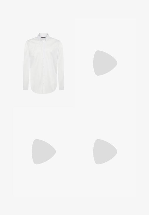 Witte lange mouwenshirt van glad katoen met een knoopsluiting, voorste placket en een klein logo geborduurd op de borst.; Khaki cargobroek met een elastische tailleband en trekkoord, voorzien van zijzakken en afgeknipte enkels. Gemaakt van een gestructureerd, lichtgewicht materiaal.; Witte leren sneakers met perforaties, ronde neus, vlakke zool en dikke veters, met een zichtbare swoosh-logo en "AIR" op de hiel.; Zilveren roestvrijstalen horloge met een marineblauwe wijzerplaat, metalen uurmarkeringen en een datumnis op 3 uur. Waterbestendig tot 50 meter.
