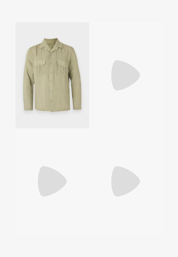 120% Lino LONG SLEEVE REGULAR FIT MEN - Button down-skjorte - cactus; Filippa K TERRY CROPPED TROUSERS - Bukse - sage melange; Hvit sneakers med semsket detaljer, rund tå, flate snøringer og en kremfarget gummisåle. Har grønn merking på hælen.; Sorte, runde solbriller med mørke linser og slanke metalarmer. Inkluderer klare temple tips og sølvfargede detaljer ved hengslet. Minimalistisk design.