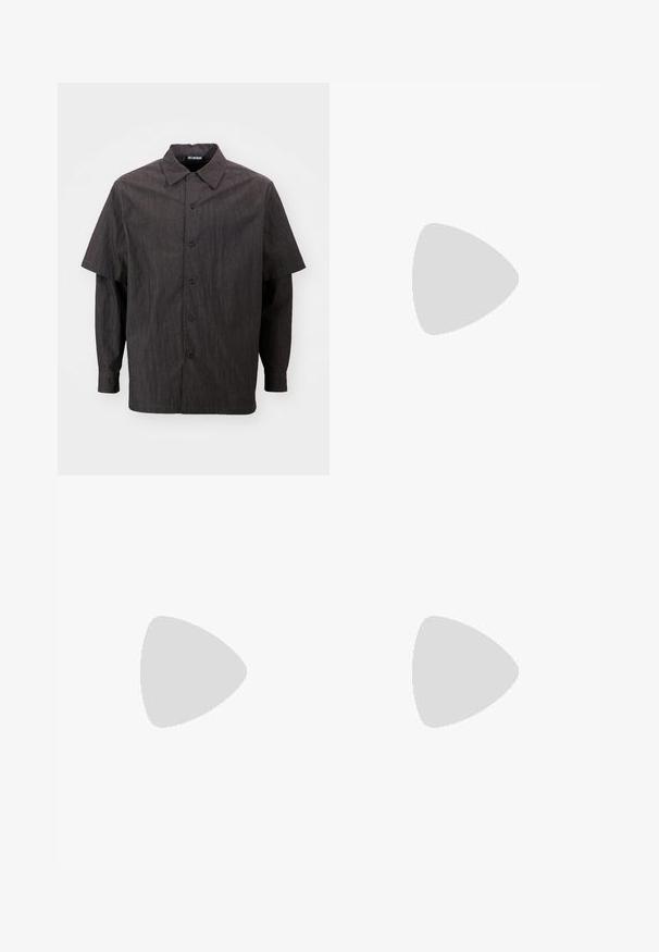 Han Kjøbenhavn TWO LAYERED  - Ing - dark grey; Sötétkék farmer cargo nadrág egyenes szabással, amely több zsebbel, fém kiegészítőkkel és kontrasztos varrási részletekkel rendelkezik.; Fekete bőr loaferek elegáns dizájnnal, kerek orral és alacsony, rétegelt sarokkal. Díszített varrással rendelkezik a felsőrészen.; Fekete bőr keresztpántos táska texturált felülettel, ezüst színű fém alkatrészekkel, felső cipzárral és állítható pánttal. Elöl található egy logó.