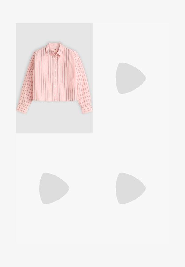 Camisa curta de algodão rosa claro com riscas verticais vermelhas. Apresenta um decote com colarinho e mangas longas com punhos abotoados.; Jeans de denim azul claro com um design de perna reta, apresentando uma bainha desgastada, remaches de cobre e um estilo clássico de cinco bolsos.; Sandal de barco em couro castanho com ilhós dourados, atacadores redondos e uma sola de borracha castanha texturizada. Apresenta detalhes costurados e um logótipo em relevo.; Bolsa de pele preta com uma forma estruturada, uma textura suave e uma única alça de ombro. Apresenta um design discreto e arredondado na aba.