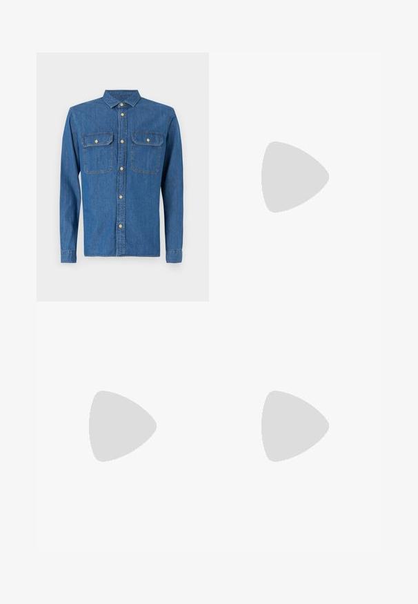 Denim shirt in donkerblauw, met lange mouwen en knoopmanchetten, puntige kraag, twee borstzakken en een knoopsluiting aan de voorkant met gouden hardware.; Lichtblauwe denim jeans met hoge taille, frontknop, rits en vijfzakkenontwerp, plat gelegd op een neutrale achtergrond.; Witte sneaker met zwarte en grijze accenten, voorzien van een grijze neus met textuur, zwarte rubberen zool en platte witte veters. Schoon ontwerp, minimalistische stijl.; Grijze suède heuptas met een ronde vorm, twee met rits afgesloten compartimenten en een verstelbare band. Voorzien van metalen accenten.