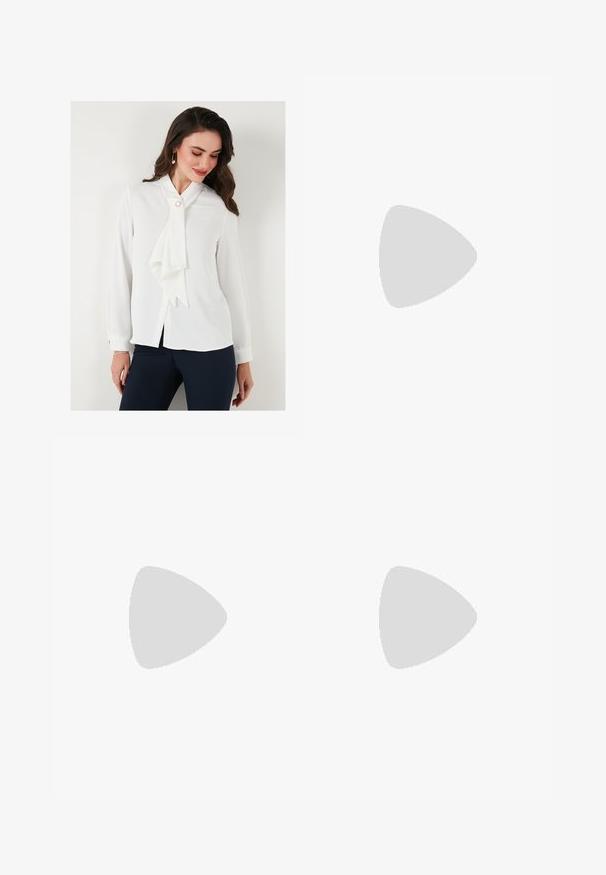 Hvid bluse med en sløjfe krave, lange ærmer og knaplukning. Har en perle detail nær kraven og en glat struktur.; Mørk denim bredbenede bukser med høj talje, der har en frontlukning med knap, to sidelommer og syningsdetaljer.; Sorte patentlæder slingback hæle med spids tå, udskåret sideskærm og en lille firkantet hæl. Glat tekstur med minimale detaljer.; Sort læder tote bag med et blødt, slattent design, brede håndtag og en glat tekstur. Ingen synlig hardware eller udsmykninger.