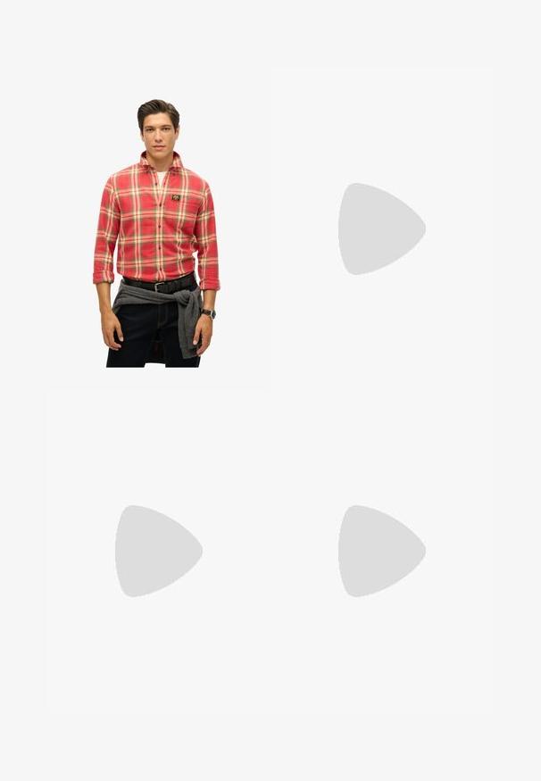 Roter karierten Hemd mit gelben, grünen und blauen Akzenten. Lange Ärmel, Button-Up-Kragen, mit einem Logo-Patch. Dunkelblaue Jeans und grauer Pullover um die Taille gebunden.; Schwarzes Baumwoll-T-Shirt mit Rundhalsausschnitt, kurzen Ärmeln und einem rechteckigen weißen Etikett mit Zahlen und einem grafischen Design.; Schwarze maßgeschneiderte Hosen aus glattem Stoff, mit geradem Schnitt und einem Bund mit rechteckiger Schnalle. Auffällige Frontfalten betonen das Design.; Schwarzer Leder-Schlüpfschuh mit runder Spitze, niedrigem Blockabsatz und einem vorderen Riemen. Glatte Textur mit dezentem Logo-Detail am Riemen.