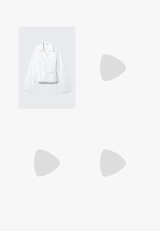 Top bianco avvolgente realizzato in tessuto morbido, con colletto a punte, maniche lunghe e vita aderente con dettaglio a fusciacca. Design semplice e moderno.; Jeans in denim azzurro chiaro a gamba larga con vita alta, chiusura con bottone e zip, e dettaglio con cordoncino in vita. Orlo grezzo.; Scarpa da barca in pelle marrone con occhielli dorati, lacci tondi e una suola in gomma marrone texturizzata. Presenta dettagli cuciti e un logo in rilievo.; Borsa a tracolla nera in pelle con una forma strutturata, una texture liscia e una singola tracolla. Presenta un design a patta arrotondata e discreta.