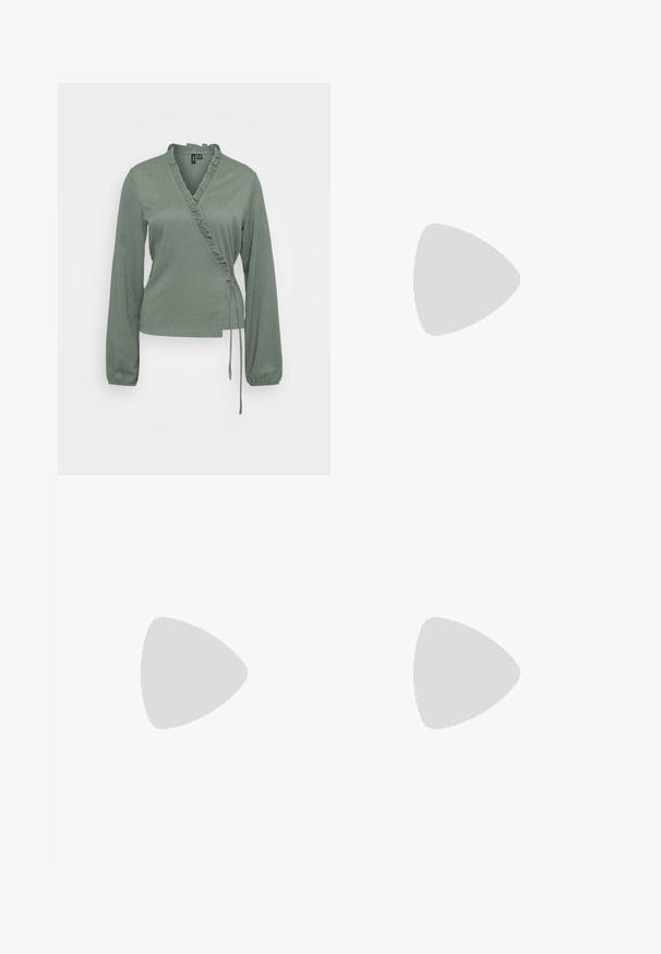 Grüne Wickelbluse mit langen Ärmeln, einem Rüschenausschnitt und verstellbarem Bindeband in der Taille. Hergestellt aus strukturiertem Stoff mit taillierter Passform.; Schwarze Polyester-Culotte mit einem elastischen Bund, zwei vorderen Falten und einer lockeren Silhouette. Keine sichtbaren Muster oder Hardware-Details.; Schwarze patentierte Sandalen mit Absatz, quadratischer Spitze, Knöchelriemen und silbernen Schnallen. Mit einem stabilen Blockabsatz für mehr Stabilität.; Schwarze Leder-Hobo-Tasche mit einer glatten Textur, geschwungener Form und einem einzelnen verstellbaren Tragegurt; verfügt über eine weite Öffnung am oberen Ende.