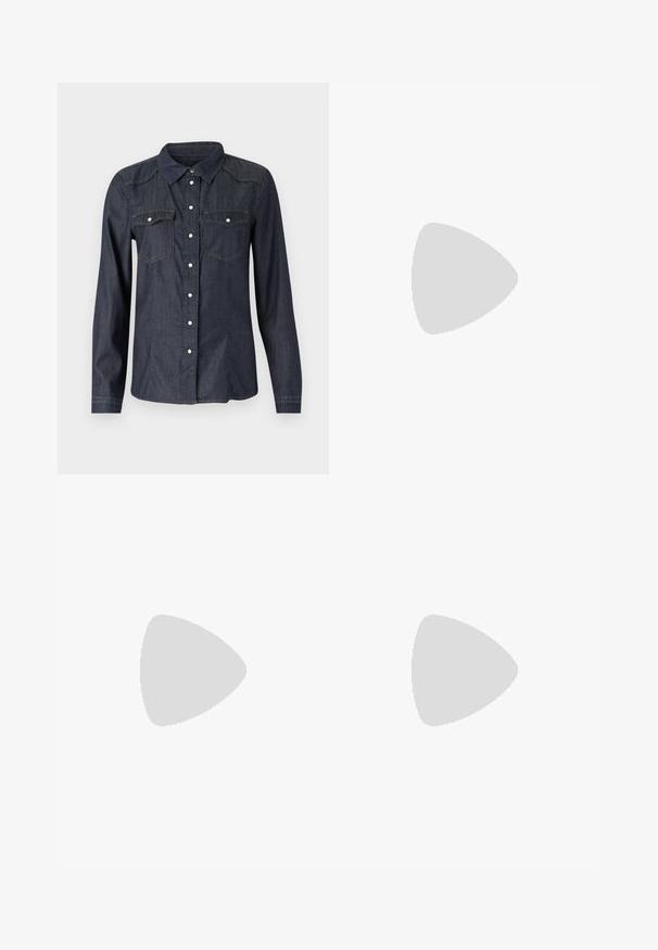 Σκούρο τζιν πουκάμισο με μακριά μανίκια, μυτερό γιακά, δύο τσέπες στο στήθος, και αντίθετες ραφές. Διαθέτει λευκά κουμπιά κλεισίματος.; Λευκό κοντομάνικο μπλουζάκι φτιαγ�μένο από βαμβάκι με στρογγυλή λαιμόκοψη και απαλή υφή. Απλός και χωρίς στολίδια σχεδιασμός.; Ανοιχτό μπλε ψηλόμεσα τζιν παντελόνια με ίσια γραμμή. Κατασκευασμένα από τζιν, διαθέτουν πέντε τσέπες και κλείσιμο με κουμπιά.; Μαύρο σουέτ και δερμάτινο παπούτσι αθλητικών με κρέμ πλευρική ρίγα και ανοιχτό κρέμ τακούνι. Διαθέτει μπεζ κορδόνια και σόλα από καουτσούκ.